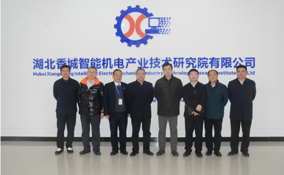 我校聯(lián)合湖北香城智能機電產(chǎn)業(yè)技術(shù)研究院有限公司和湖北國朗技術(shù)裝備有限公司促進咸安高新區(qū)企業(yè)和高校的產(chǎn)學研合作以及科技成果轉(zhuǎn)化(圖1)