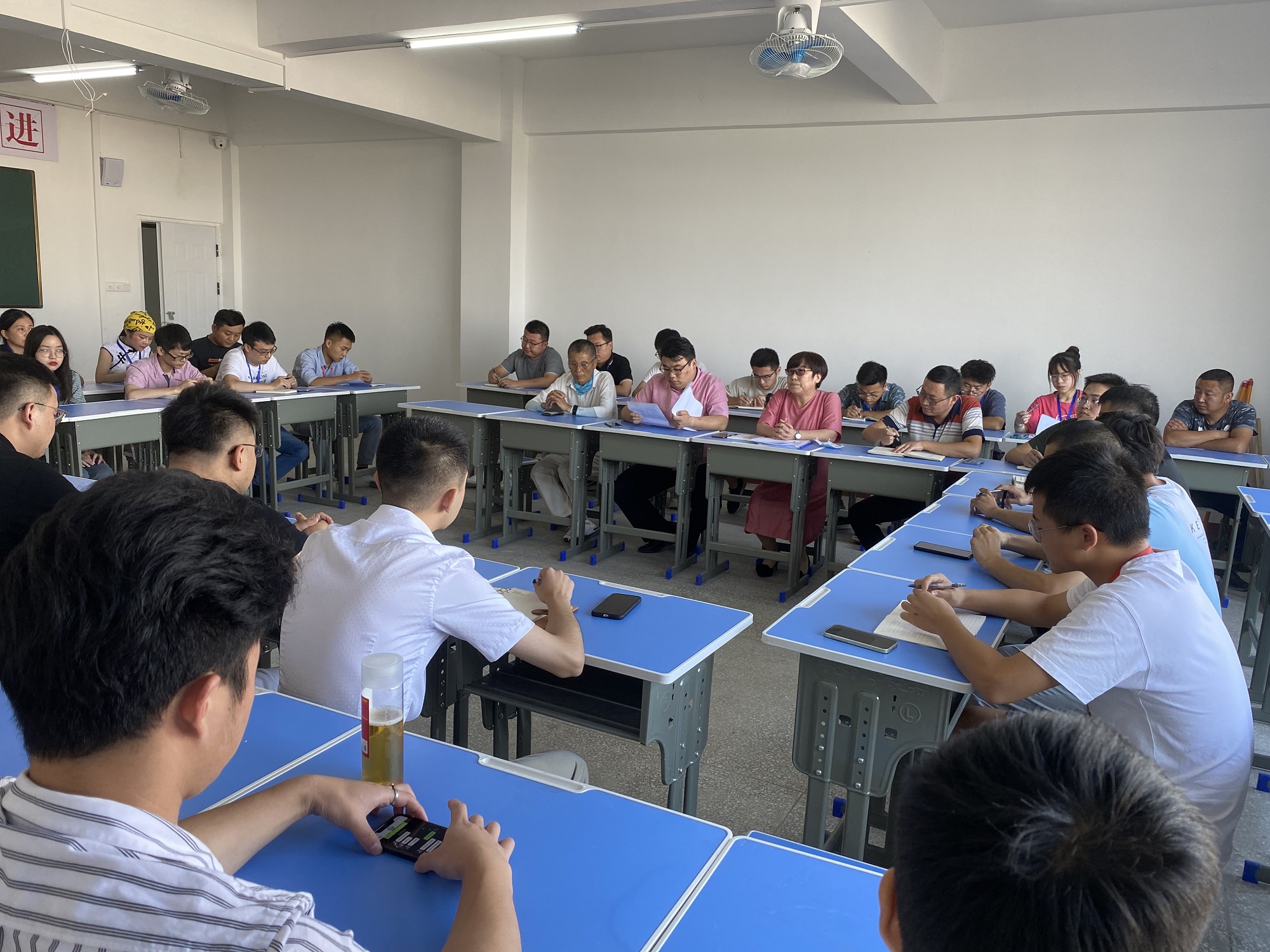 咸寧振寧技工學(xué)校教師節(jié)教師座談會(huì)(圖1)