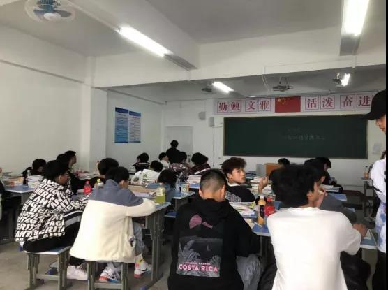 深入檢查促提升丨我校政教處開展校園教學(xué)、衛(wèi)生大檢查(圖2)