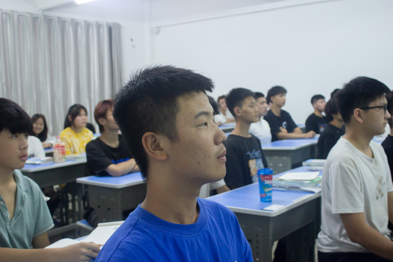 奮斗成就夢想！振寧師生觀看央視《2022開學(xué)第一課》(圖9)