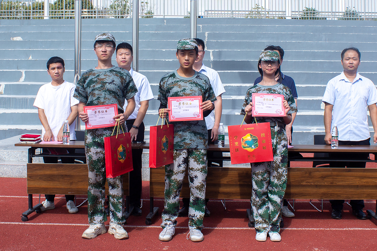 結(jié)訓(xùn)千帆競 振寧秋點兵 | 振寧技工學(xué)校舉行軍訓(xùn)閉幕式(圖10)